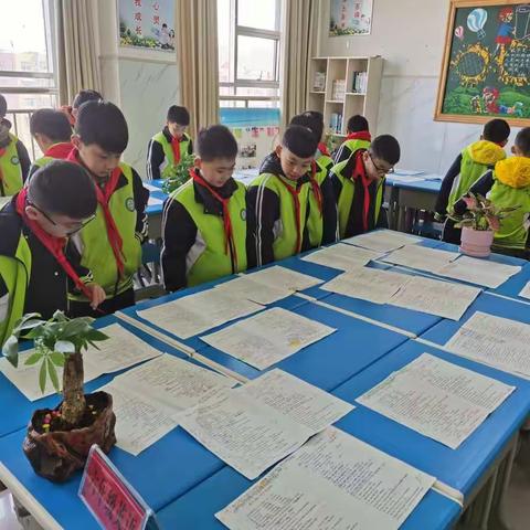 记二年级四班参观优秀试卷展