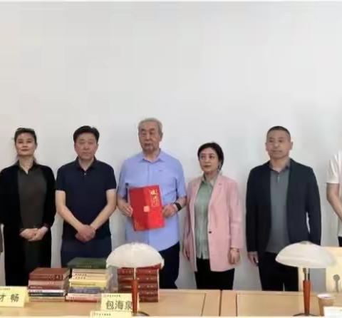 捐书筑梦 情系家乡 爱在通辽————原哲里木军分区司令员包海泉向通辽市图书馆捐赠藏书