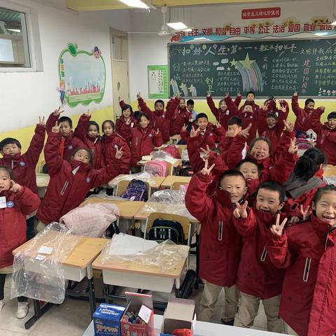 叠好新衣，劳动最快乐