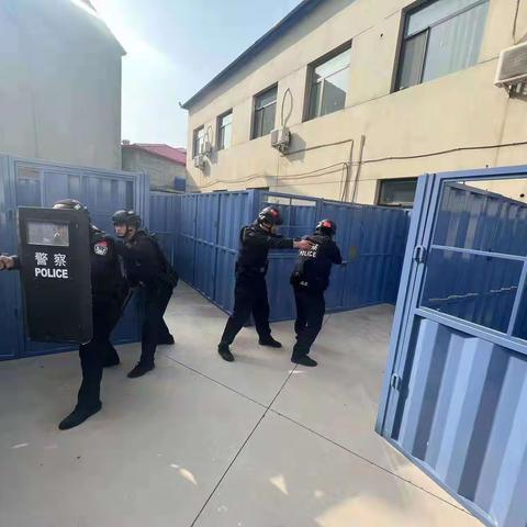 魏县公安局特巡警大队开展楼道搜索和房间突入战术训练