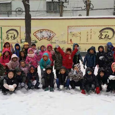 雪地里的小画家