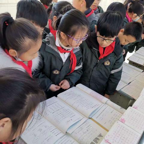 一笔一划显态度     一纸一墨展风采——记莲都小学优秀作业展