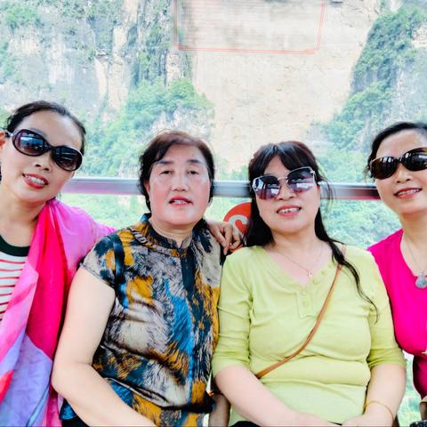 好姐妹相约太行山大峡谷