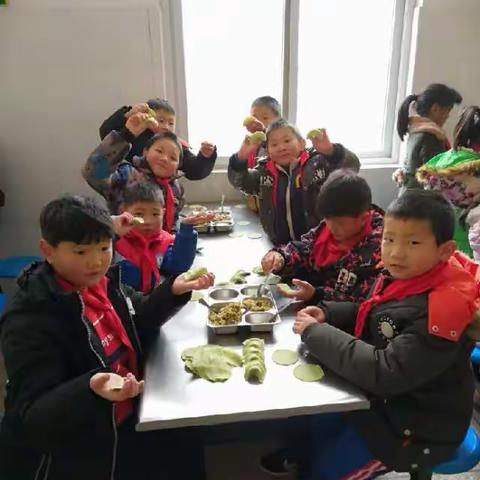 3.2班迎元旦综合实践活动----包饺子留影