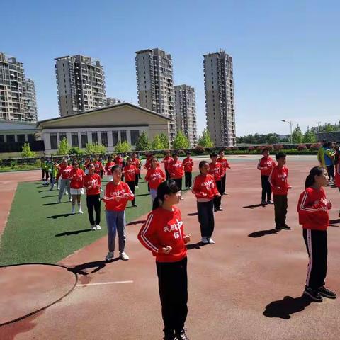 大季家中心小学以培养“身心健康、生动活泼、生命灿烂的文明人”为育人目标增强学生体质，建设学校体育特色！