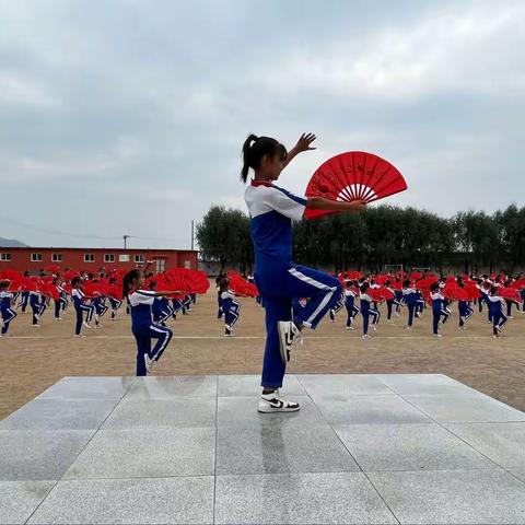 潇洒飘逸演练太极扇舞，﻿刚柔并济铸魂榆小学生。