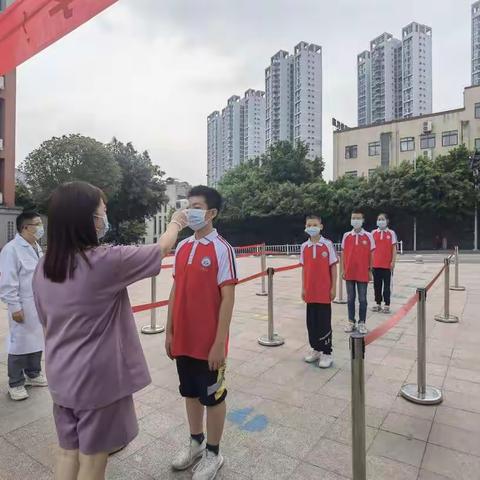 细化防疫演练，筑牢安全防线——8月30日龙洲湾中学开展新冠肺炎疫情防控应急演练