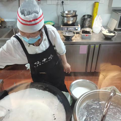 “闽都鼎边香 和气邻里传”——闽都长者食堂邀居民共品鼎边糊