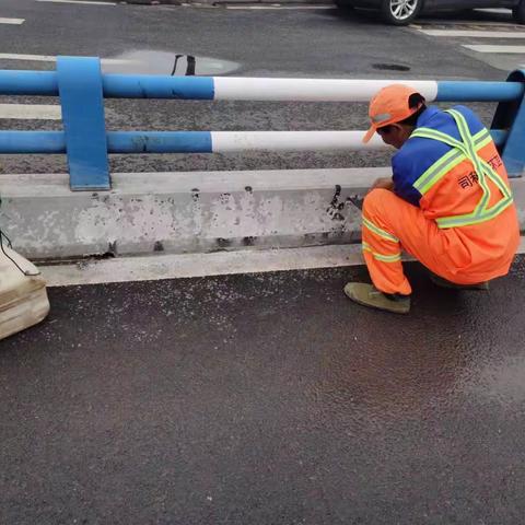 清除城市牛皮癣 还居民洁净环境