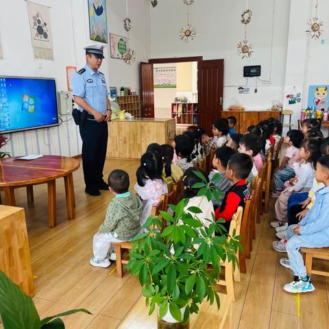 思茅区幼儿园北部分园小一班家长助教——《交通安全小知识》