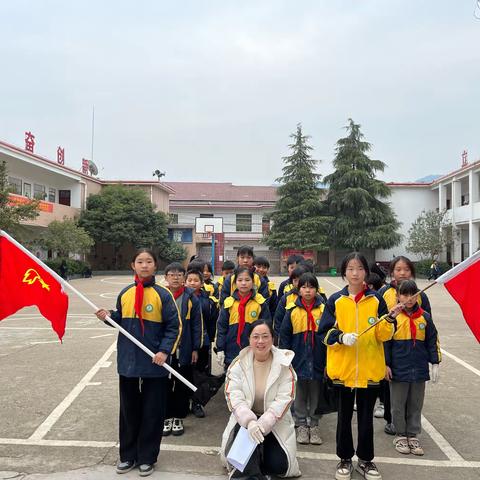 白兔潭镇泉源学校“保护环境，从我们做起”护卫小能手捡垃圾活动