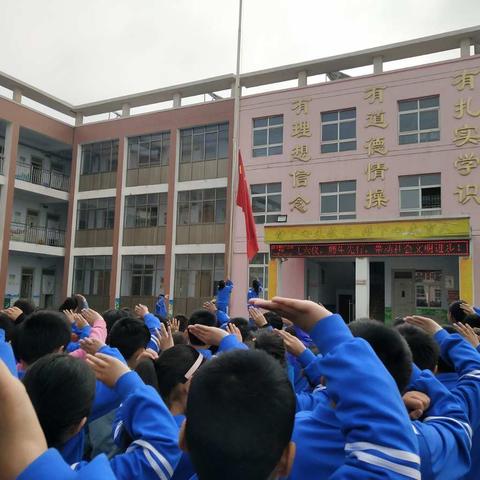 4月23日，渑池县张村小学在大操场隆重举行“创建全国平安建设先进县暨全民国家安全教育宣传签名活动”。