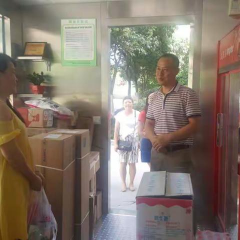 丝丝清凉润心田，滴滴关爱暖人心--粮食未央分局办公室看望慰问辖区群众厨房销售亭经营人员