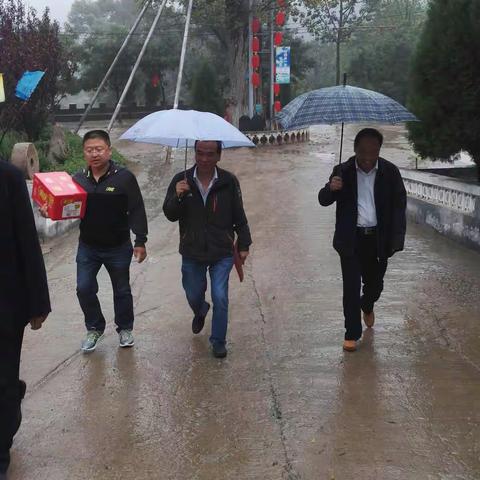中秋扶贫送温暖 沥沥秋雨见真情