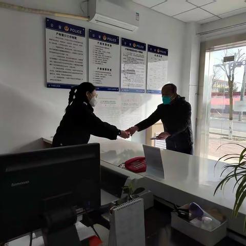 迎新春，送温暖——南寨派出所向群众赠送民警义写春联