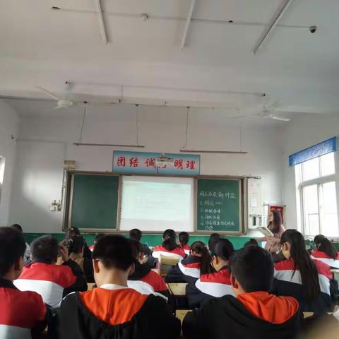 教研员下校听课 引领青年教师专业成长