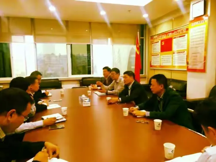 钢城支行行长代士玉、副行长张立新与山河集团高层领导进行会晤(副本)