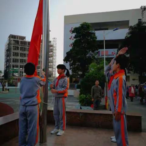 国旗飘扬，文明礼仪我们懂。五（2）班