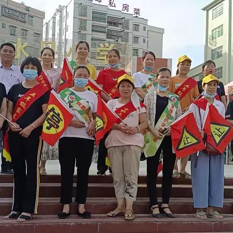 微风忽起吹荷叶，感恩家长志愿者