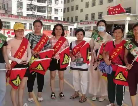 赤日炎炎，爱满心田