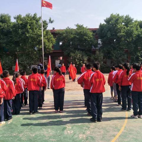 童年和红领巾一起飞扬                                一一杨房学区齐南安小学一年级入队仪式剪影