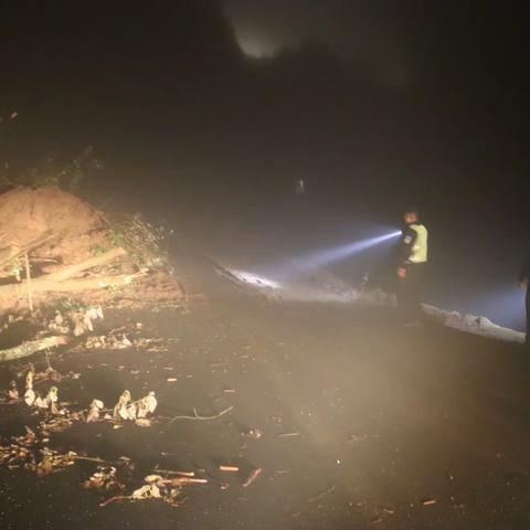 大雨҈倾盆，“雨警”动人