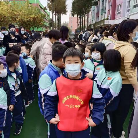 府前街小学一年级六班户外活动《沧湾公园》这是开学后第一次户外活动、孩子们都很期待，沧湾公园我们来了✊️