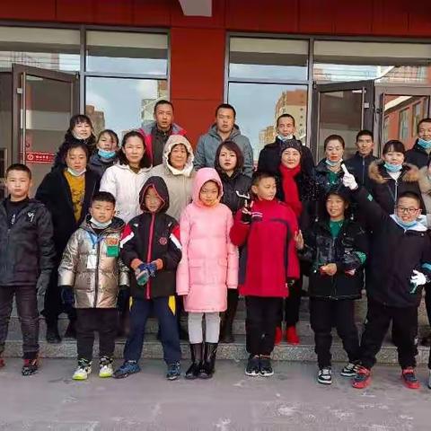 学校是我们的家园，我们的家园我们来爱护 清理积雪  四年级四班家长孩子积极在行动