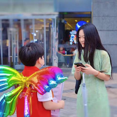 爱心小报童上街卖报为贫困地区孩子们募集善款