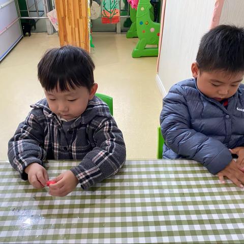 阳光幼儿园小二班——特长课粘土！