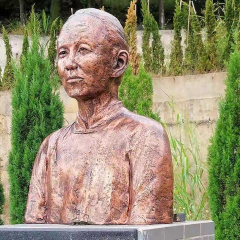 王雪峰房芸满吴婵一行凭吊允荣纪念园