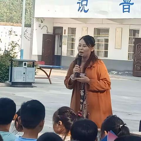 天静宫街道妇联主席孙主席一行为凡桥小学留守儿童送来了爱关心，送来了孩子们渴望已久的家庭般温馨场景。