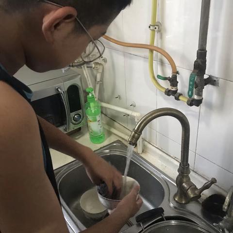183852张高的劳动体验—体会到了生活的不易，所有的工作都很辛苦，我们所有的幸福生活都是父母给创造出来的