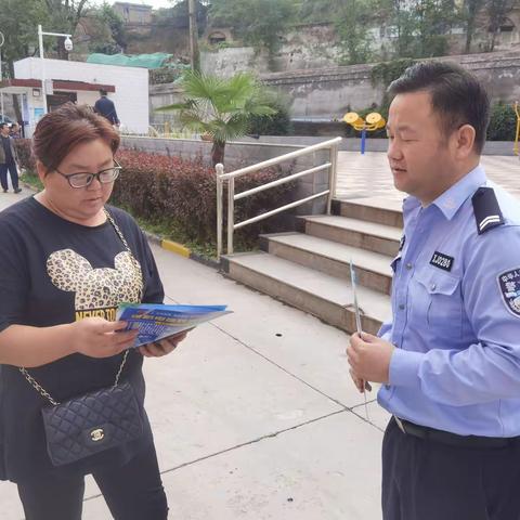 禁毒宣传进小区   爱己爱人爱生活