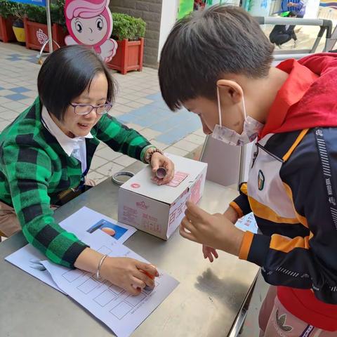 童心向党 “艺”展风采——梧州市特殊教育学校低年级组开展艺术游园活动