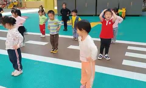 冲上天空《火箭》1.培养幼儿的爬行力，臂力。2.培养幼儿合作精神。