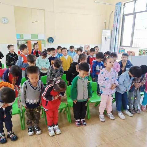 1.了解扎染的基本步与方法。 2.能大胆操作，并积极向同伴展示和介绍自己的扎染作品。3.引导幼儿感知扎染激发作