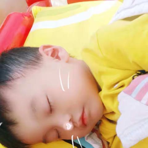 呀！谁家小可爱太萌了，忍不住拿起手机拍。