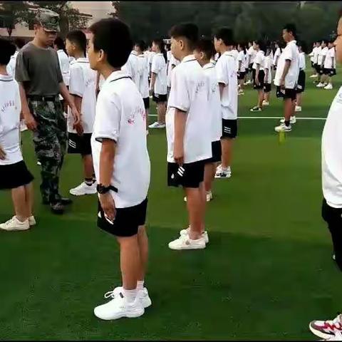 坚持优秀，做永远的阳光少年