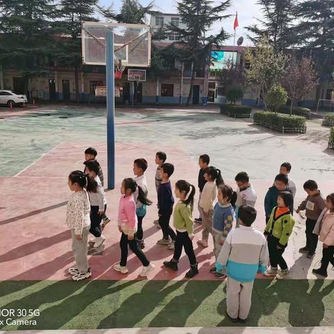 课间操训练花絮——沣西新城钓台办东张村小学一年级