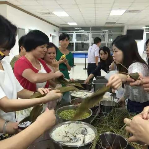 财务部工会组织“迎端午，包粽子”活动