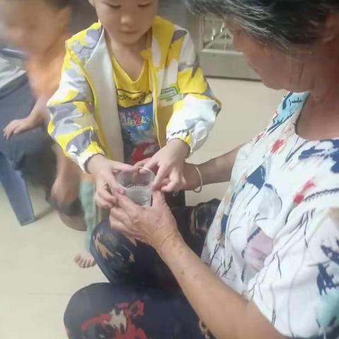 播植镇乐乐幼儿园果果2班，敬老爱老，孝心活动