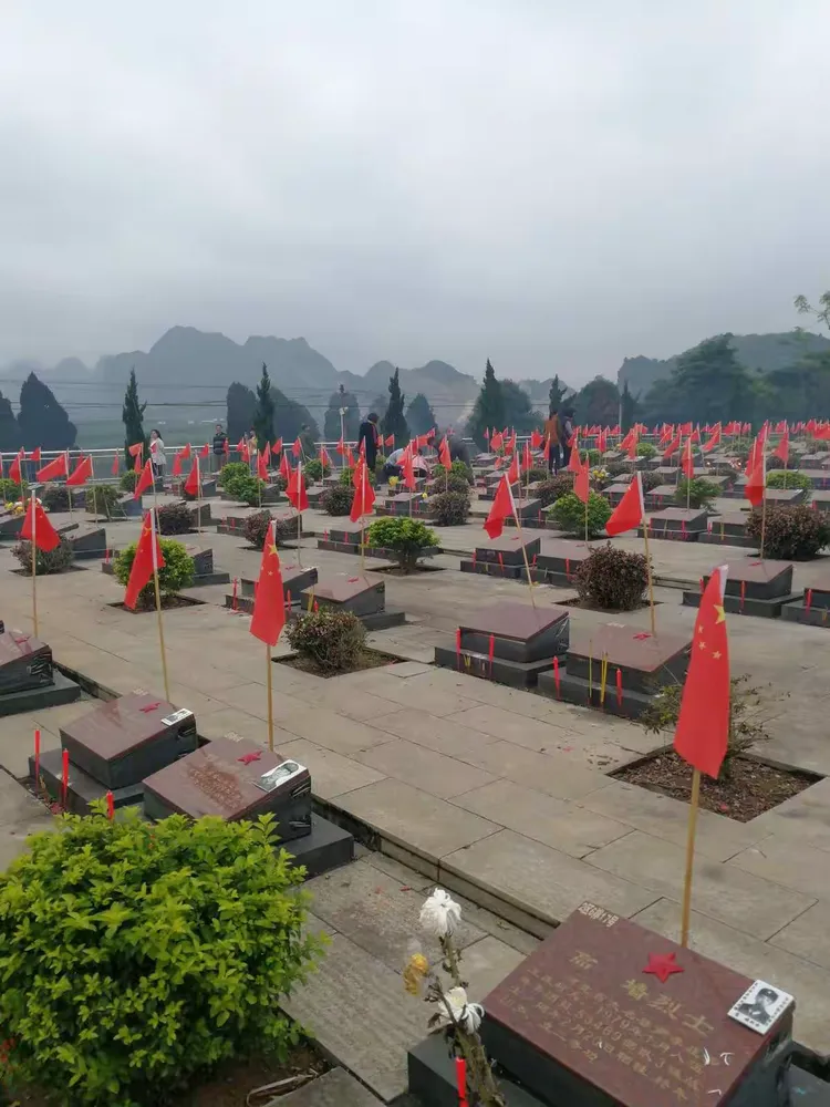 的大巴全国各地参加扫墓的老兵方队从体育馆换乘专车到龙州烈士陵园!