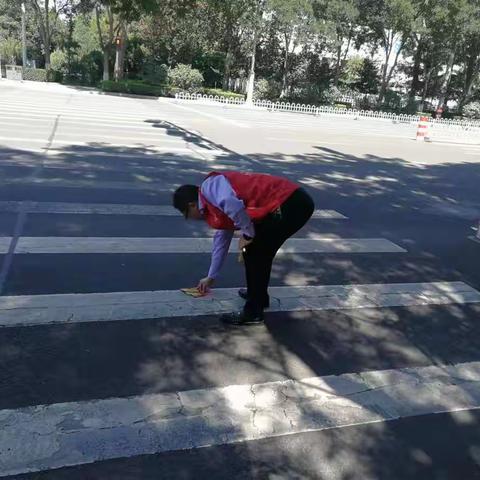 市应急局综合行政执法队党支部开展文明交通劝导志愿活动