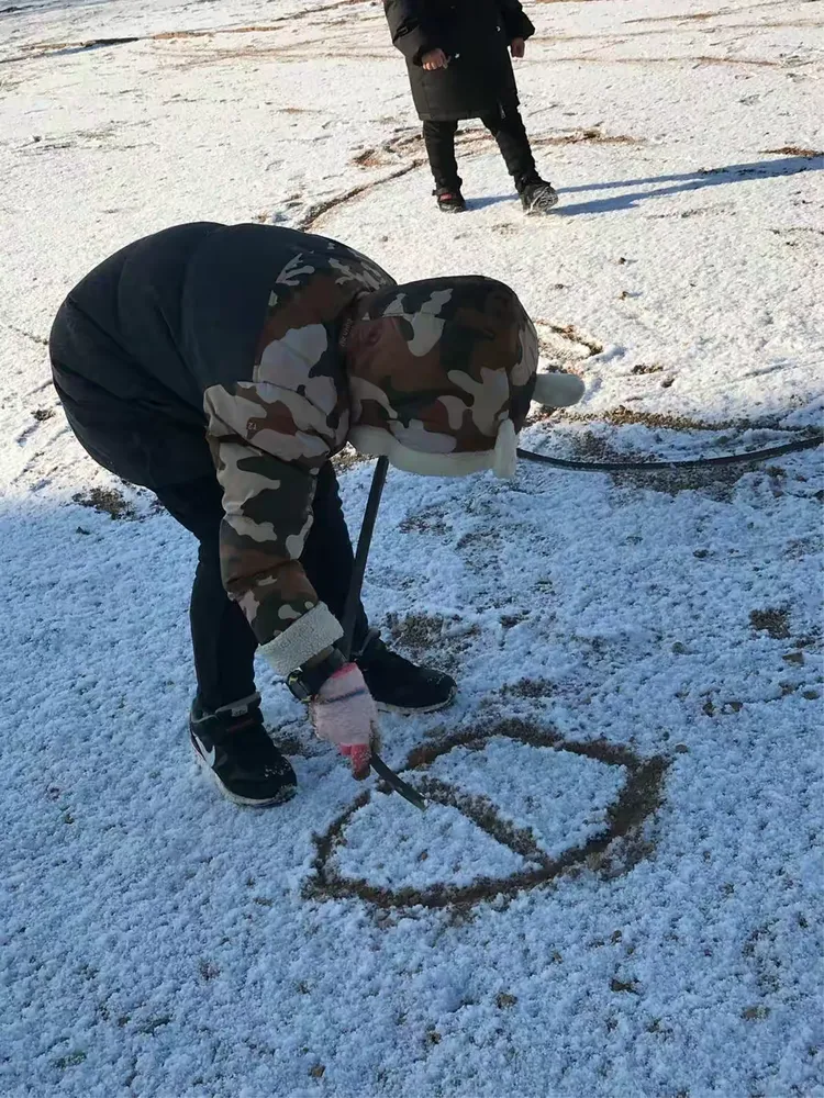 一年级三班《雪地里的小画家》