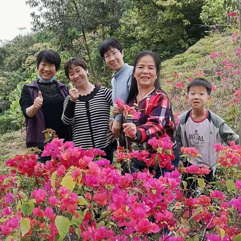 春暖花开•休闲踏青——日光暖，春来到，风轻舞，草轻闹，闲无事，踏青好。清晨，姐妹们结伴一起去公园踏青游玩