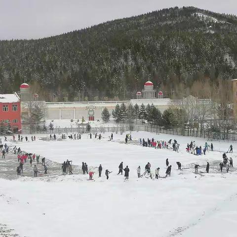 漠河市图强中心学校抢前抓早围筑冰场雪墙