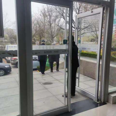 老人自助取钱难，真情服务暖人心