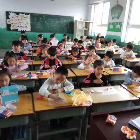 水冶镇南固现小学一一班泥塑课---毛毛虫