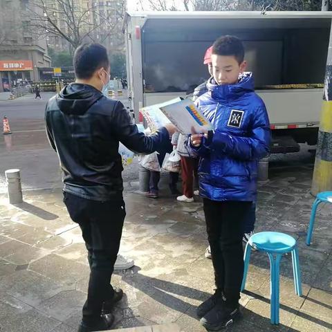 郭杜街道“三突出”开展冬季交通安全宣传活动